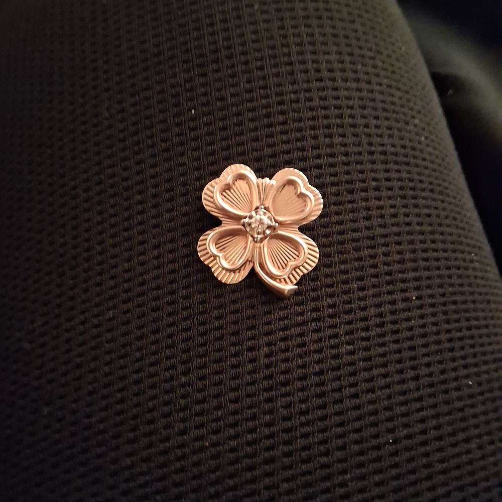 Elegant Gold Clover Brooch - Picture 4 of 7